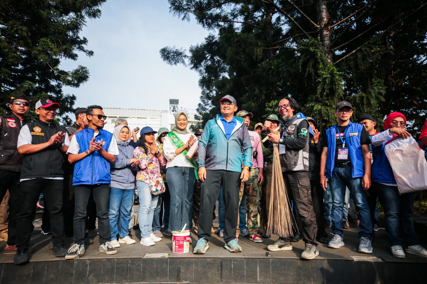Keren! Ribuan Warga Gelar Aksi Bebersih Kota Bandung