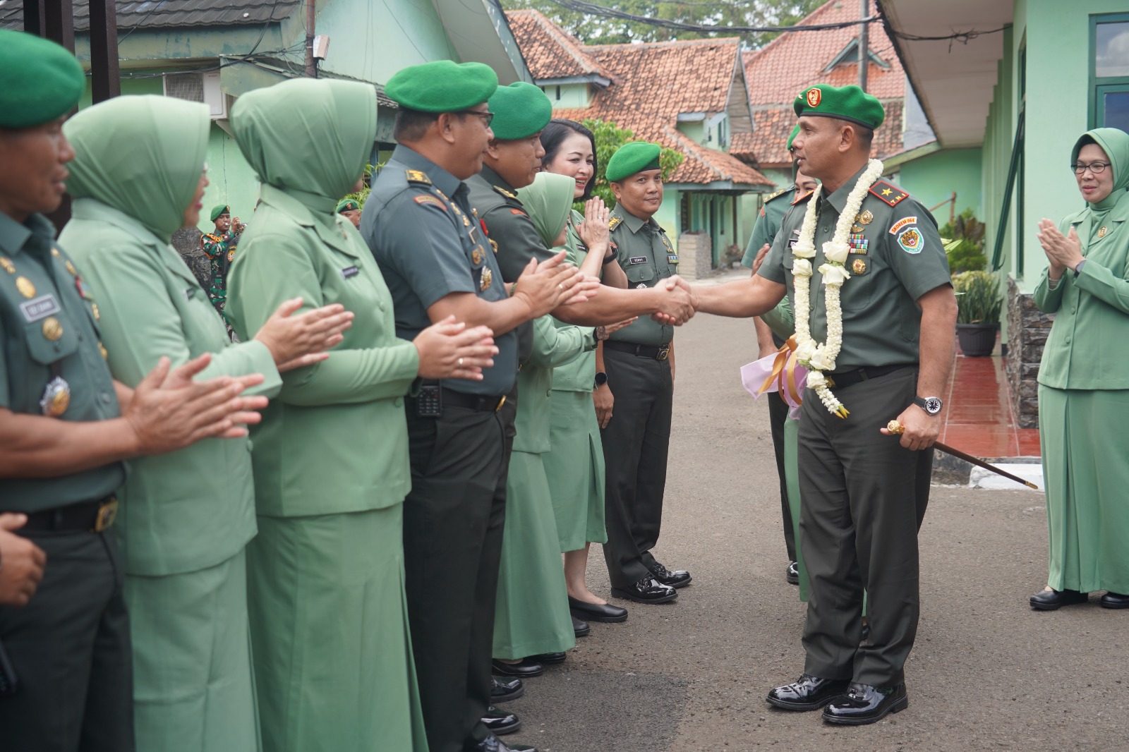 Brigjen TNI Edi Saputra S.I.P., M.Han., Disambut Keluarga Besar Korem 064/MY dengan Tradisi Satuan yang Hangat Penuh Kebersamaan