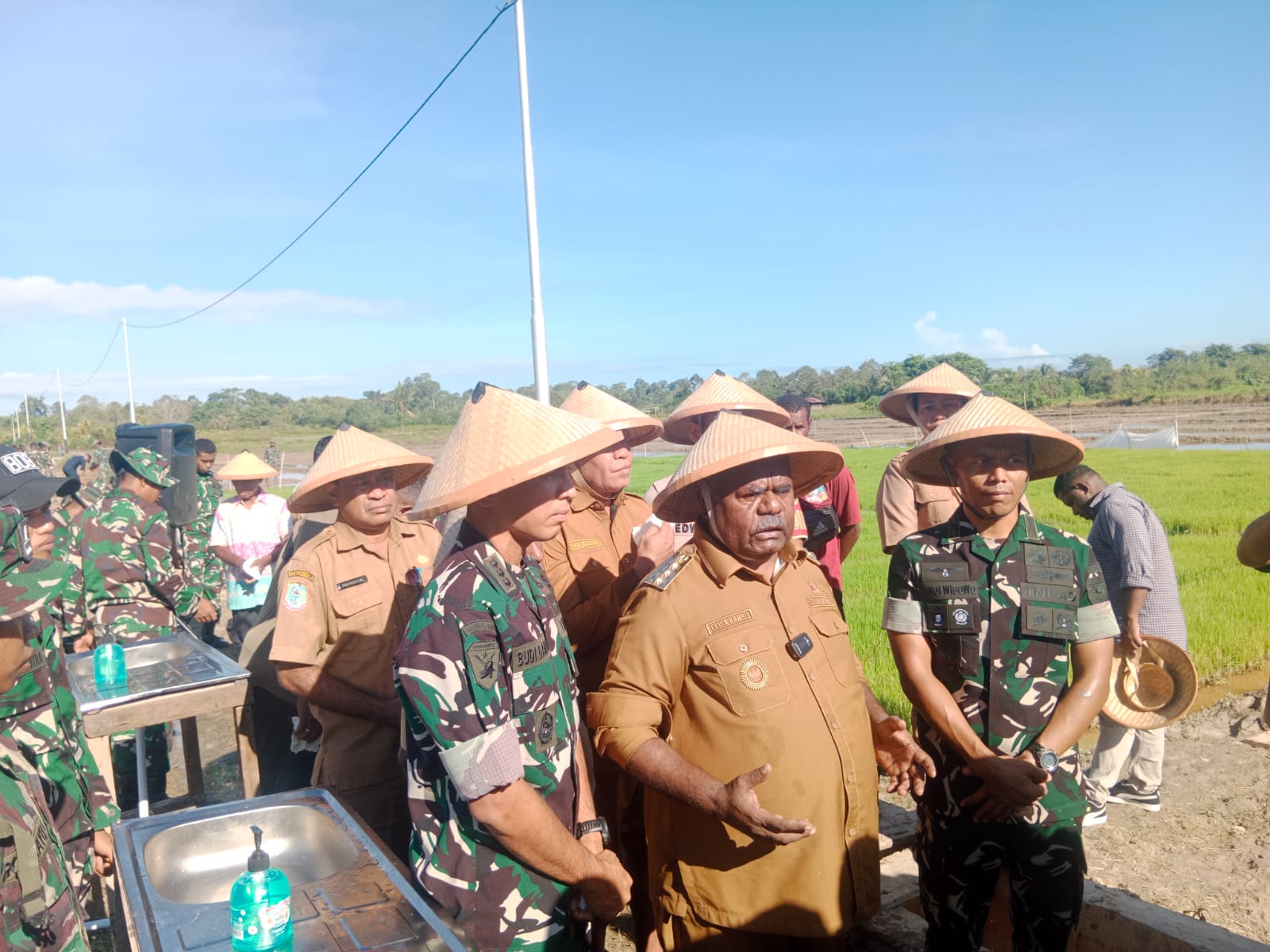 Yonif TP Bersama Forkopimda Provinsi Papua Barat Daya dan Masyarakat Kabupaten Sorong Tanam Padi