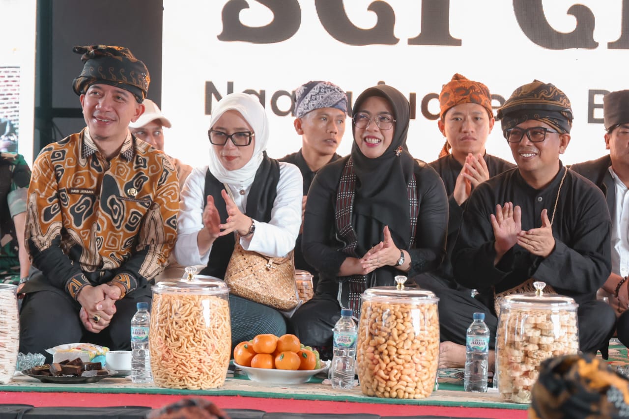 Hadiri Seren Taun Cisungsang, Gubernur Banten Andra Soni Ikuti Prosesi Ngimahkeun Pare