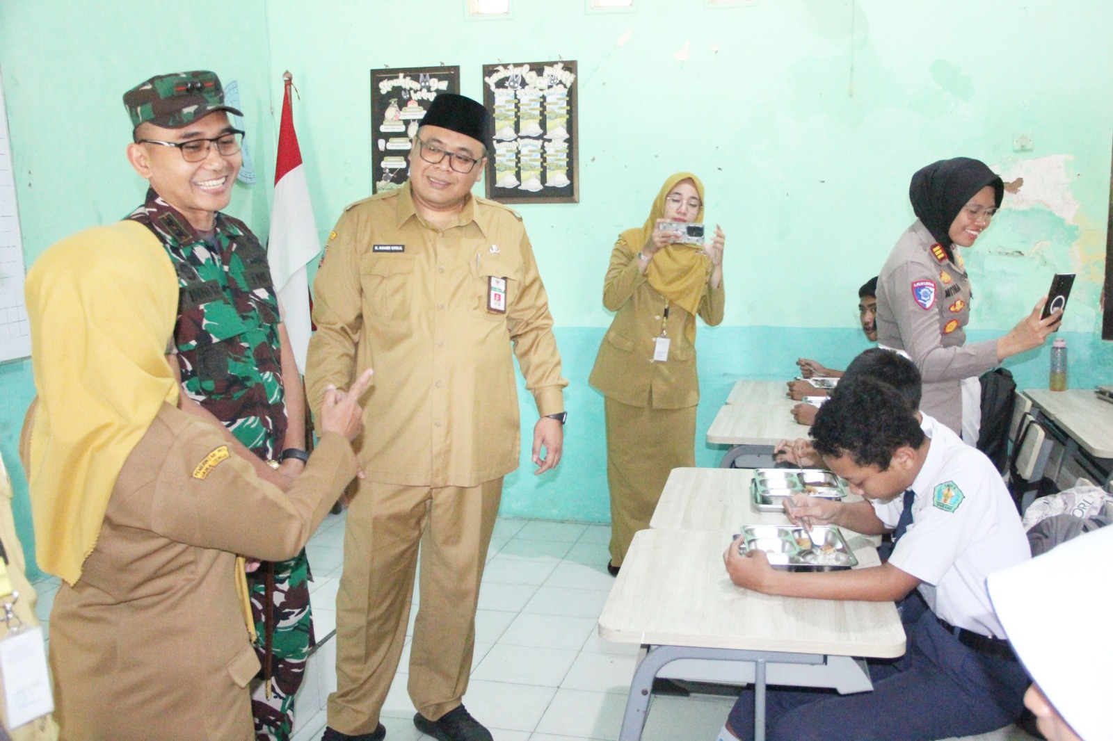 Wabup Hanies Launching Program MBG di SMPN 5 Rembang, Siswa Mayoritas Doyan