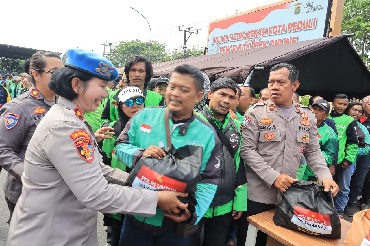 Polres Metro Bekasi Kota Gelar Silaturahmi dengan Driver Ojol, Bagikan 150 Paket Sembako