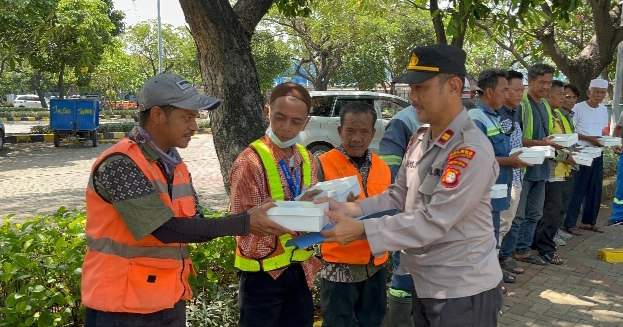 Jum’at Berkah, Polres Pelabuhan Tanjung Priok Bagikan Makanan Untuk Ojol, Buruh, dan Sopir