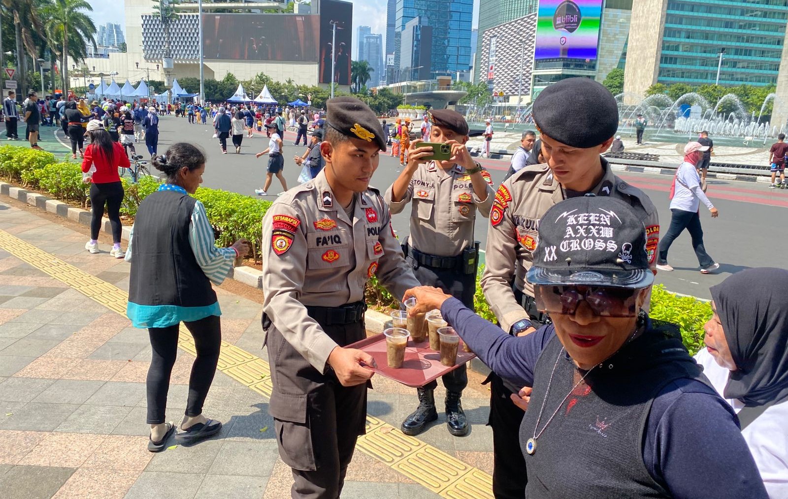 Ditsamapta Polda Metro Jaya membagikan sarapan gratis di CFD Bundaran HI