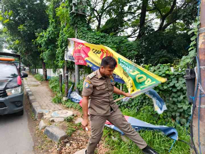 Trantib Kecamatan Batuceper Kota Tangerang Tertibkan Spanduk Tak Berizin di Sepanjang Jalan Daan Mogot