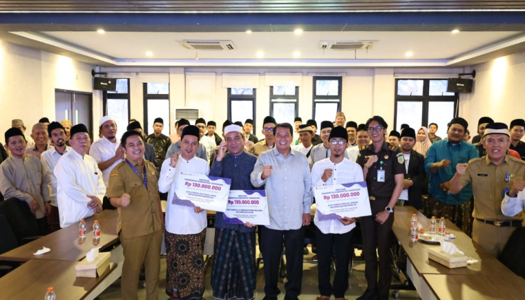 Bupati Tangerang Serahkan Bantuan Program Sanitren Tahun 2025