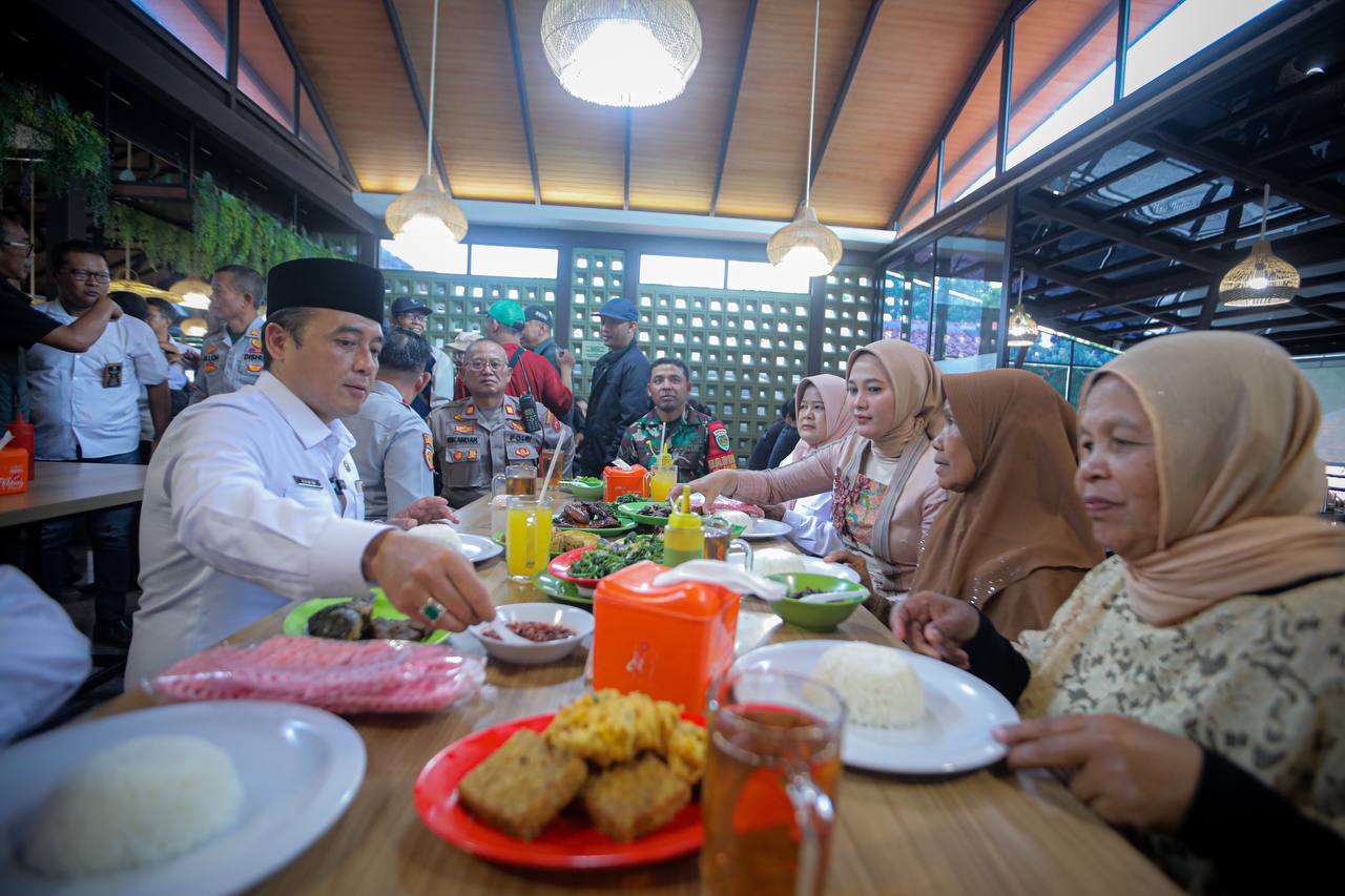 Bandung Nyaah Ka Indung, Wakil Wali Kota Ajak Ibu Asuh Makan Karedok Leunca