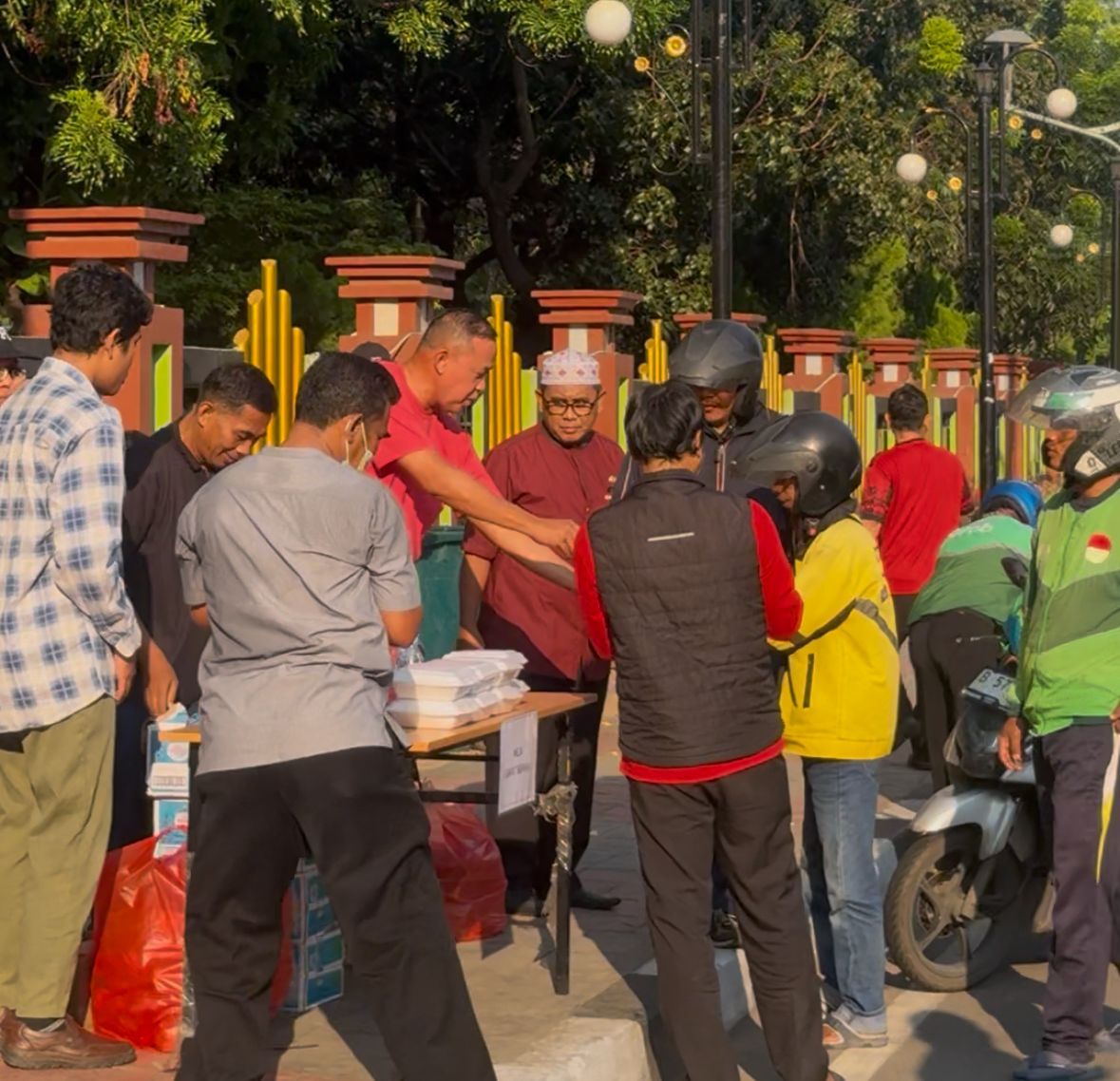 Gelar Jumat Berkah, Wali Kota Bekasi Bagikan Makanan untuk Warga dan Ojol