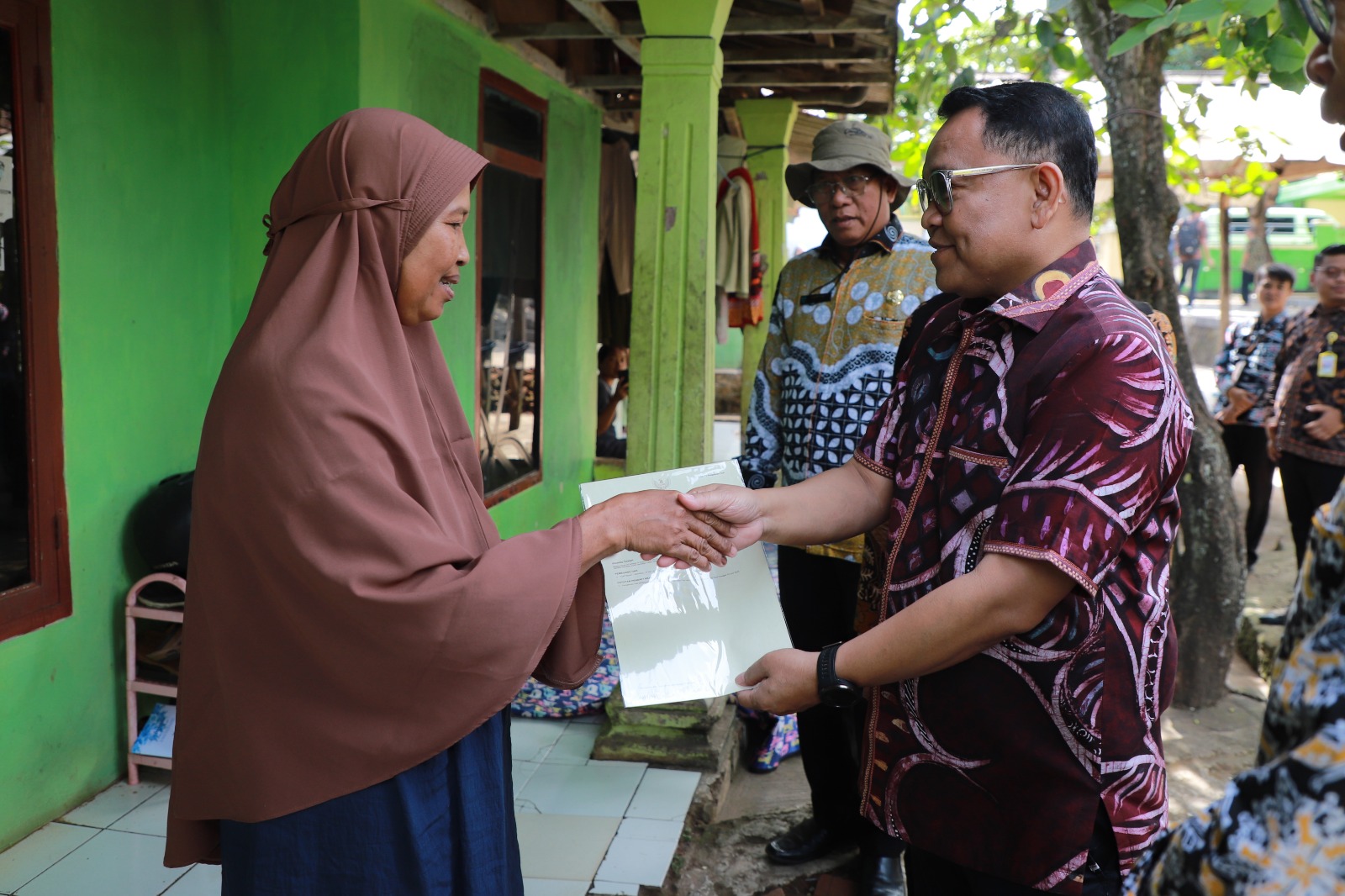 Bersama Kepala Kantor Pertanahan Serang, Kanwil BPN Banten Antar Sertipikat PTSL Langsung ke Warga