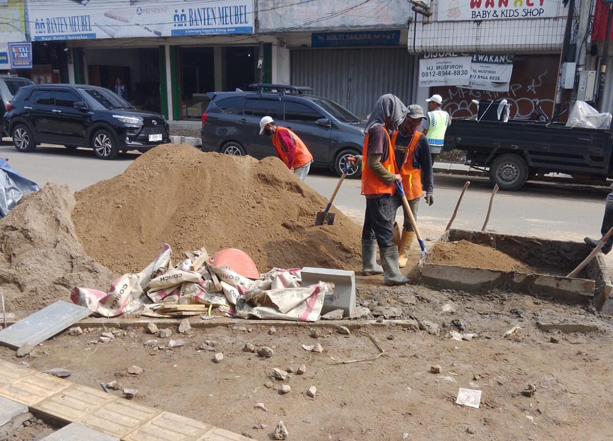 Proyek Penataan Pedestrian Kawasan Royal Kota Serang Diduga Kurangi Kualitas Material, Pengawasan Lemah