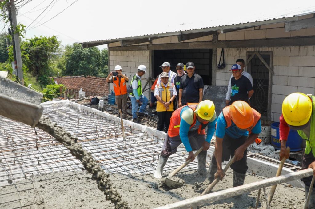 Kejar Target, Gubernur Ahmad Luthfi Cek Pekerjaan Jalan Weleri–Patean Senilai Rp13 Miliar