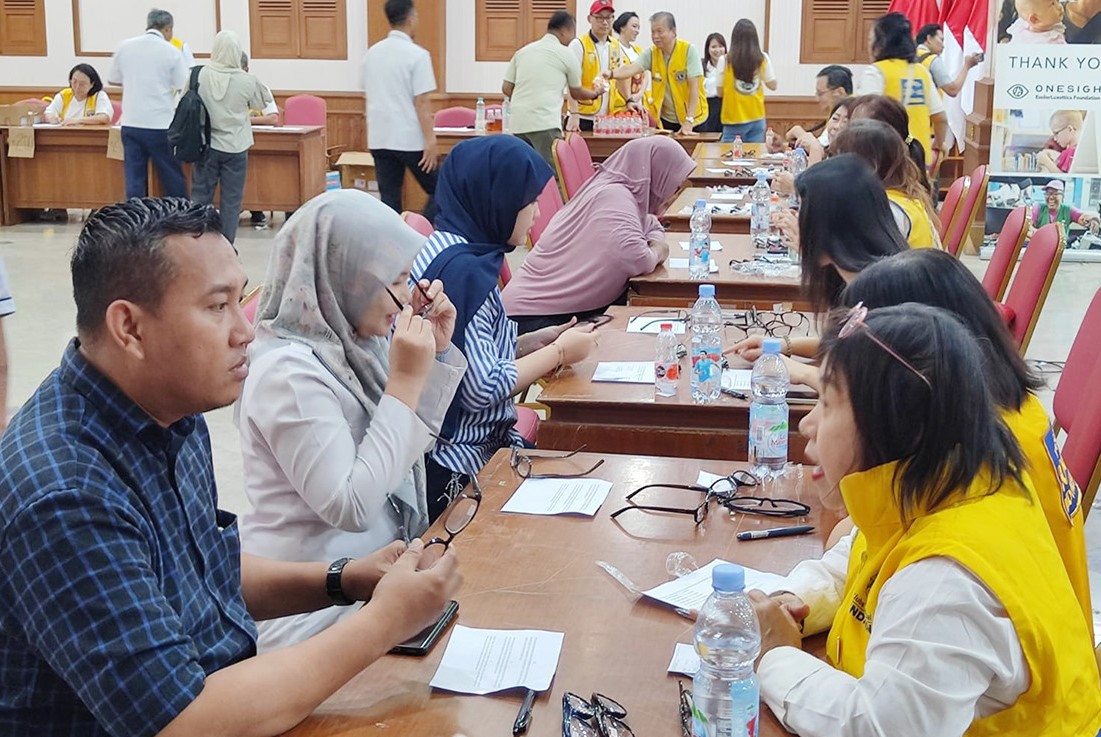 Ribuan Kacamata Gratis Dibagikan di Jakbar