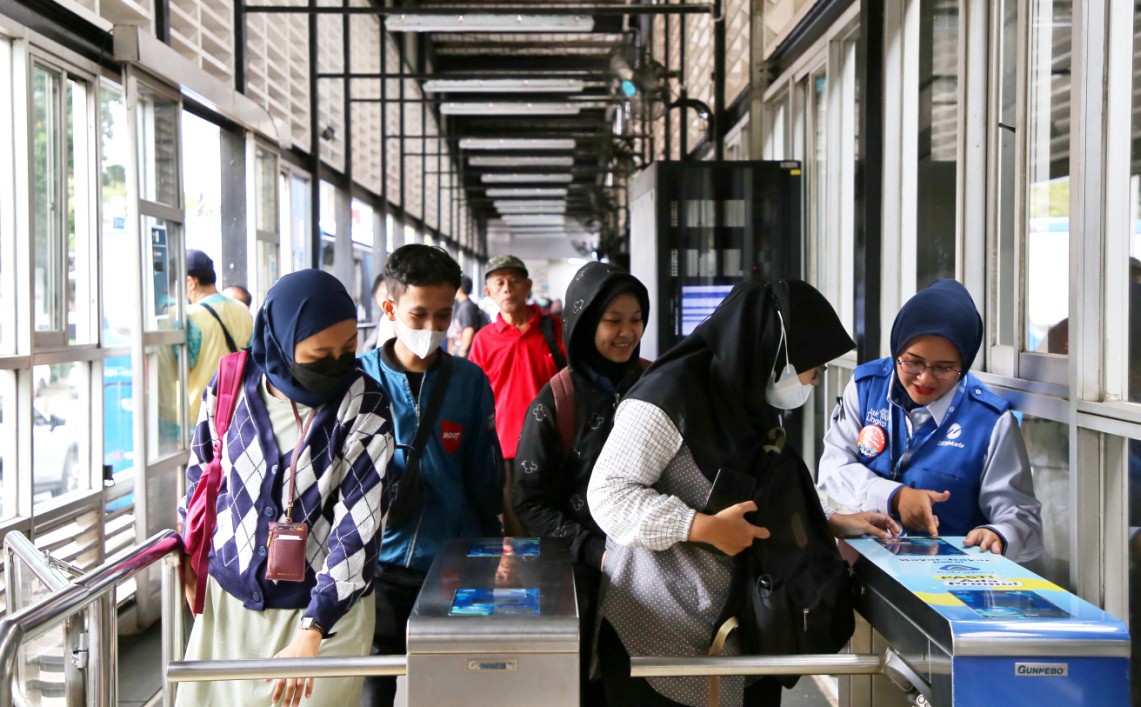 Pekerja Bergaji Rp6,2 Juta Bisa Naik MRT, LRT dan Transjakarta Gratis