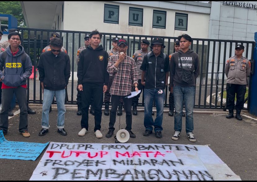 Dugaan KKN di Tubuh DPUPR Banten, Mahasiswa Geruduk Kantor DPUPR Gelar Aksi Demonstrasi