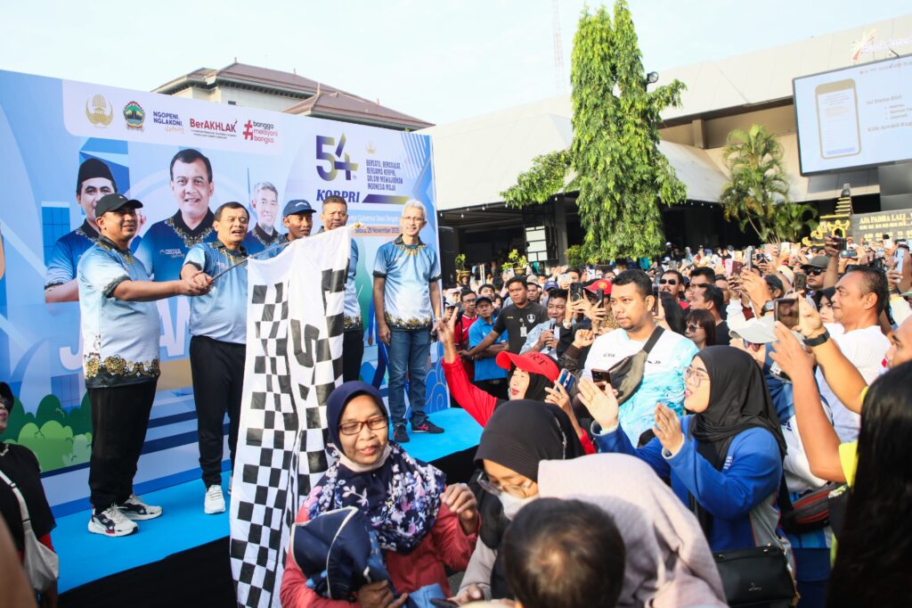 Ribuan Peserta Ikuti Jalan Sehat HUT Korpri, Dilepas Gubernur Jawa Tengah