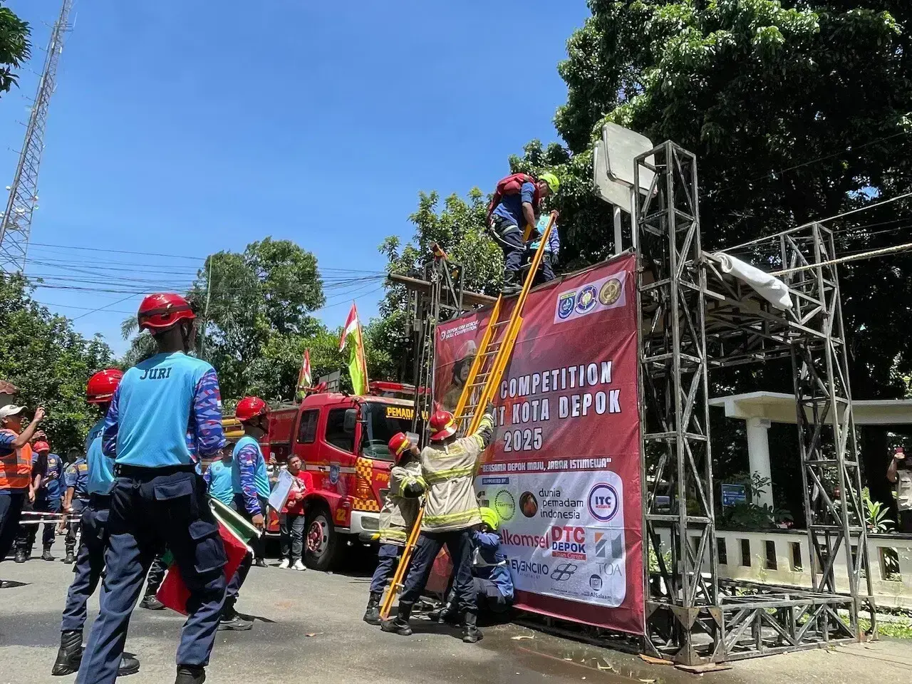 Adu Ketangkasan Petugas Damkar di Depok Firefighter Skill Competition 2025