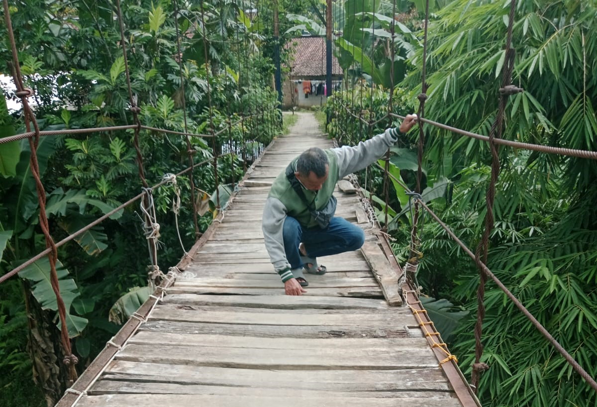 Pekerjaan Rehab Jembatan Gantung di Desa Sangiang Tanjung Diduga Tidak Transparan dan Tidak Sesuai Spesifikasi