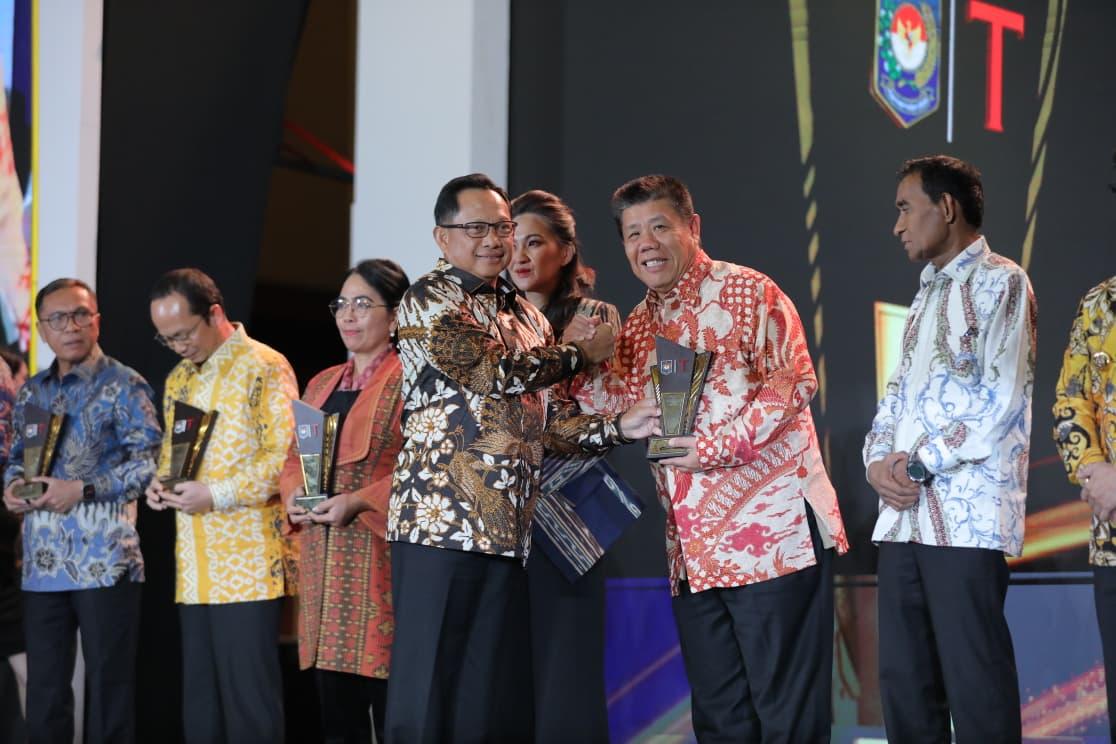Sukses Benahi Sektor Ekonomi, Gubernur Hidayat Arsani Terima Penghargaan Tingkat Nasional