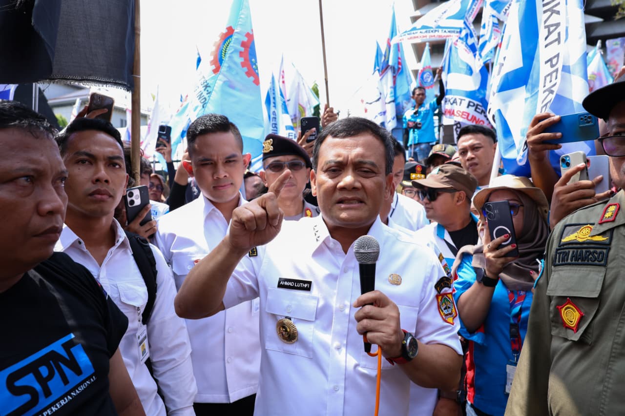 Usai Umumkan UMP dan UMK, Gubernur Ahmad Luthfi Temui Demo Buruh