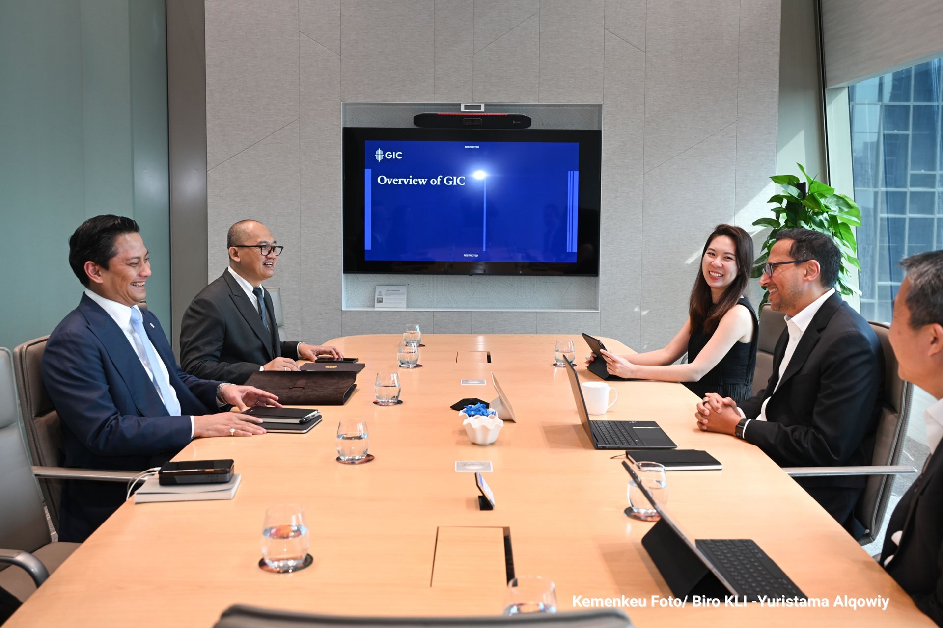 Wakil Menteri Keuangan Thomas Djiwandono melakukan pertemuan dengan Perdana Menteri Lawrence Wong