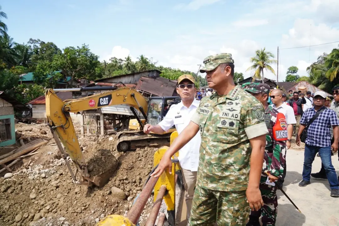 Wakil Panglima TNI Tinjau Wilayah Terdampak Banjir di Sumut dan Sumbar