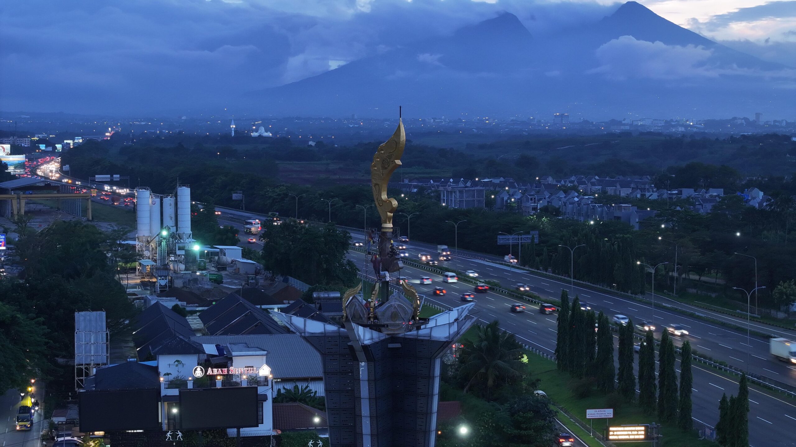 Bupati Bogor Sempurnakan Tugu Pancakarsa dengan Ornamen Kujang Raksasa Setinggi 14 Meter