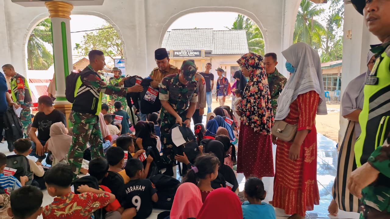 Bantu Anak Terdampak Banjir, TNI AD Salurkan Tas dan Alat Tulis di Bireuen