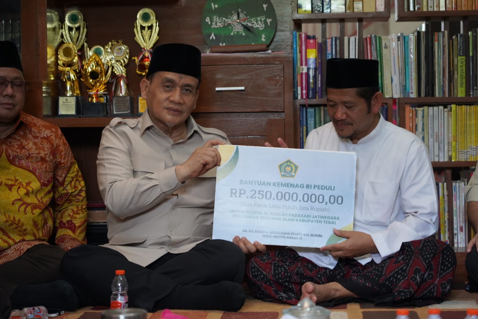 Kemenag Salurkan Bantuan Rp350 Juta untuk Pesantren Terdampak Bencana di Tegal