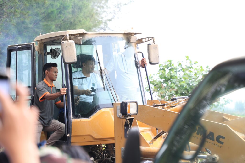 Gubernur Jateng, Kemudikan Buldoser, Pimpin Ribuan Peserta Bersih Sampah di Batang