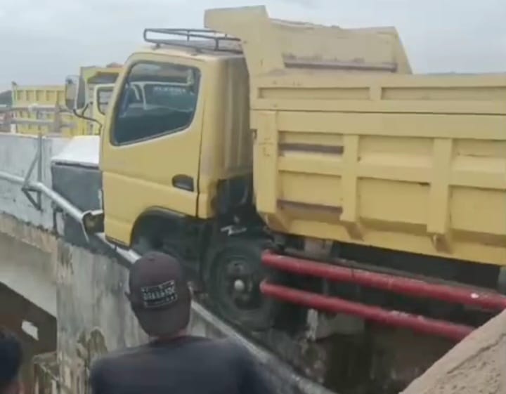 Beredarnya Video Terkait Laka, Telah Terjadi Kecelakaan Sebuah Truk Bermuatan Matrial Batu Tabrak Jembatan di Banten Lama – Tonjong