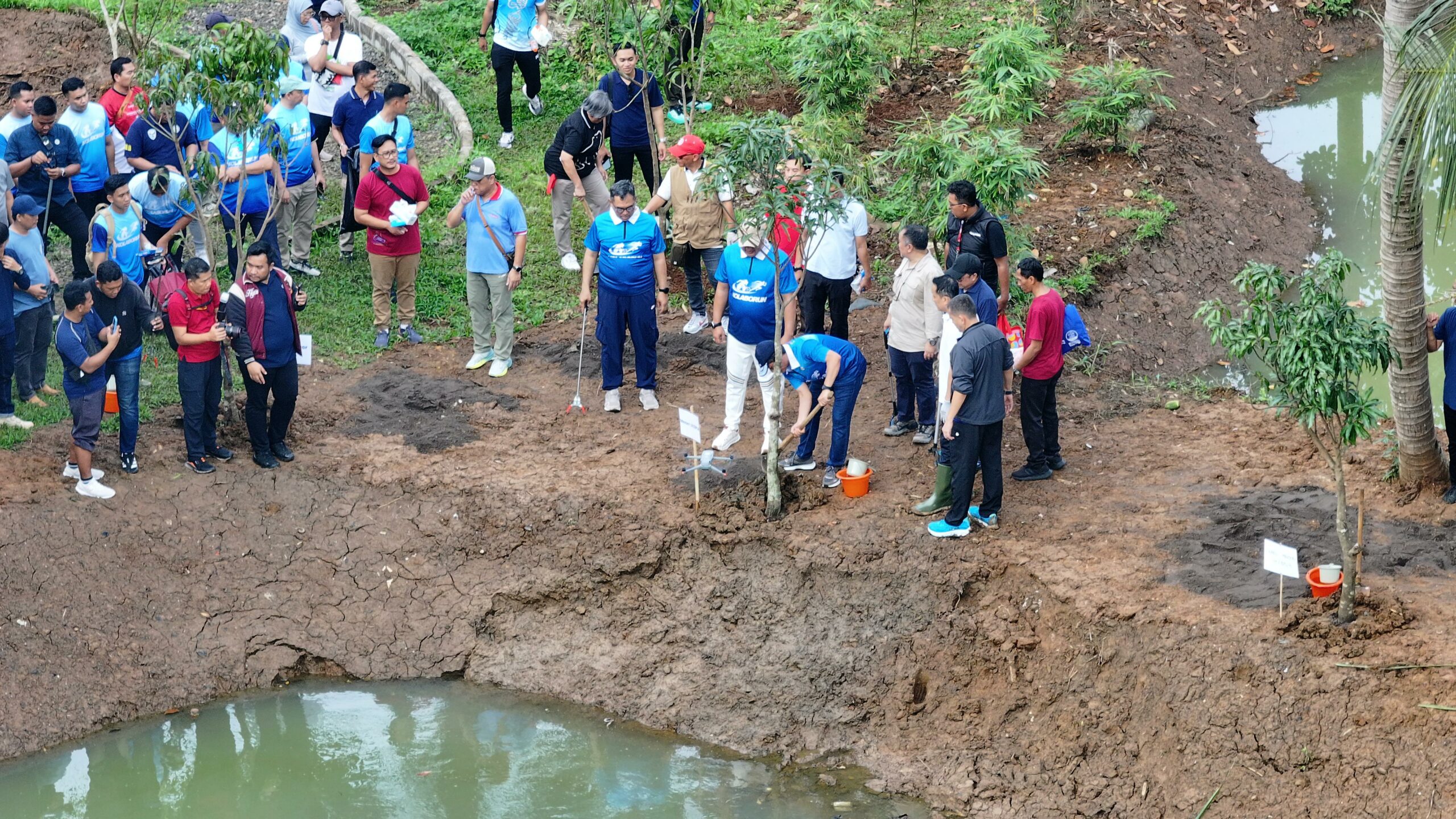 Bupati Bogor dan Menteri LH Penanaman Pohon Di Hutan Kota Tegar Beriman
