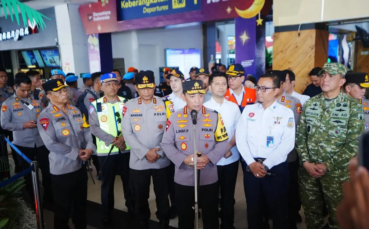 Kapolri Tinjau Stasiun Surabaya Gubeng dan Terminal Purabaya, Tekankan Pelayanan Optimal dan Keselamatan Pemudik