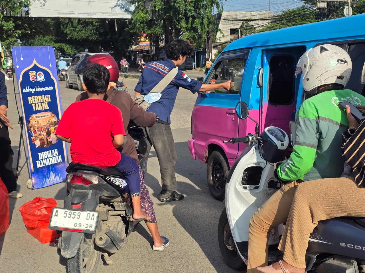 Tebar Kebaikan Ramadan, Polda Banten dan Permikomnas Banten Gelar Aksi Berbagi Takjil