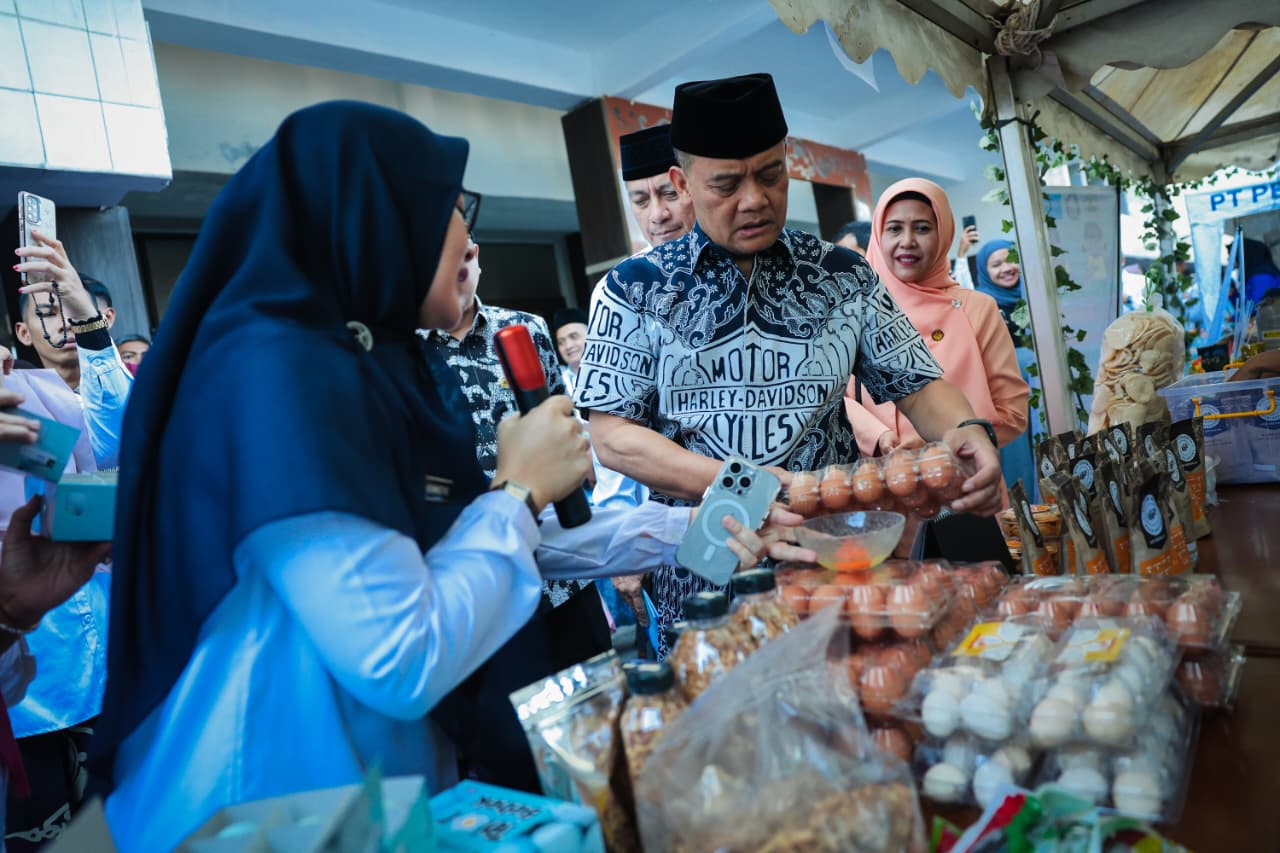 Buka Bazar dan Pasar Murah, Gubernur Luthfi Bagikan Bantuan Beras
