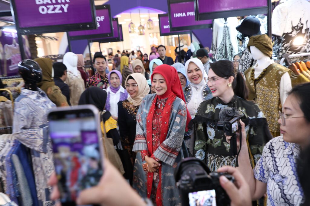 Kunjungi Pameran D’Modifest 2026, Arumi Bachsin Kagumi Kekuatan Industri Batik Jawa Tengah