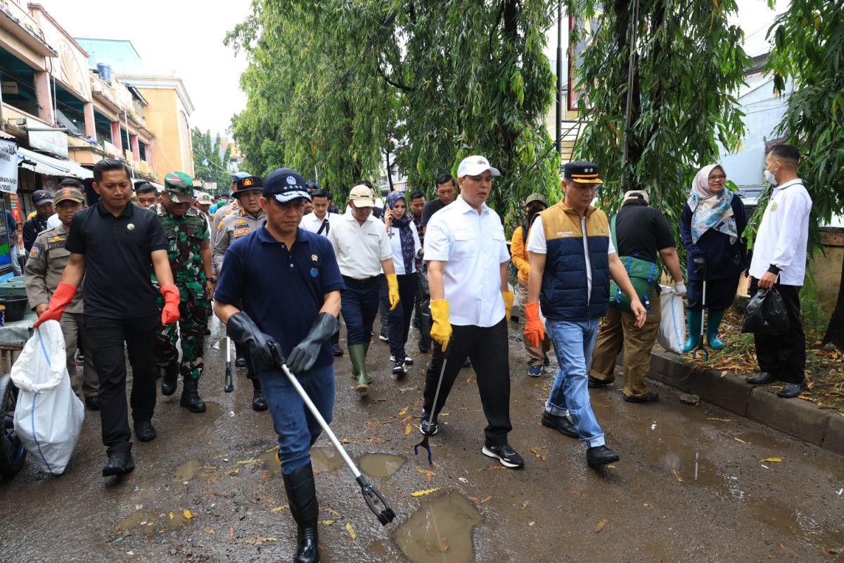 Sekda Provinsi Banten Dampingi Menteri LH Bersih-bersih di Royal Baroe