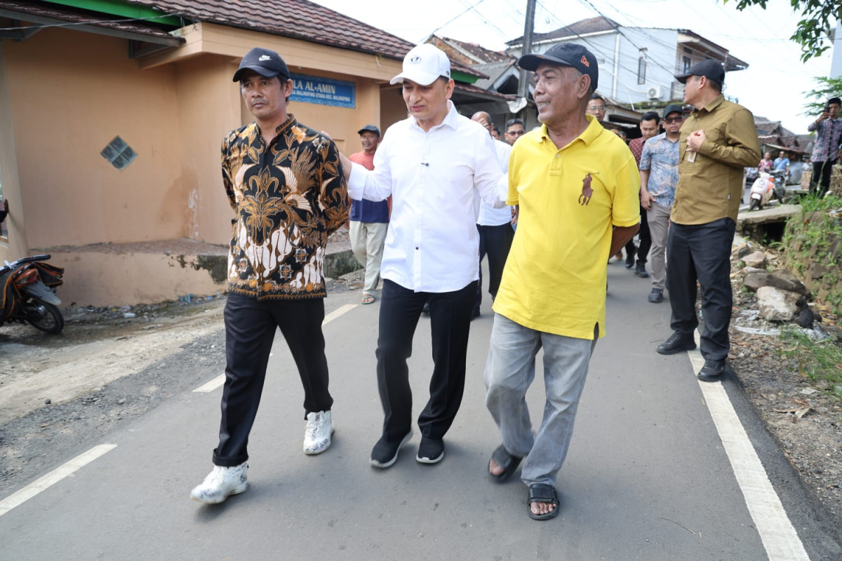 Program ‘Bang Andra’ Sulap Jalan Rusak di Lebak Jadi Mulus