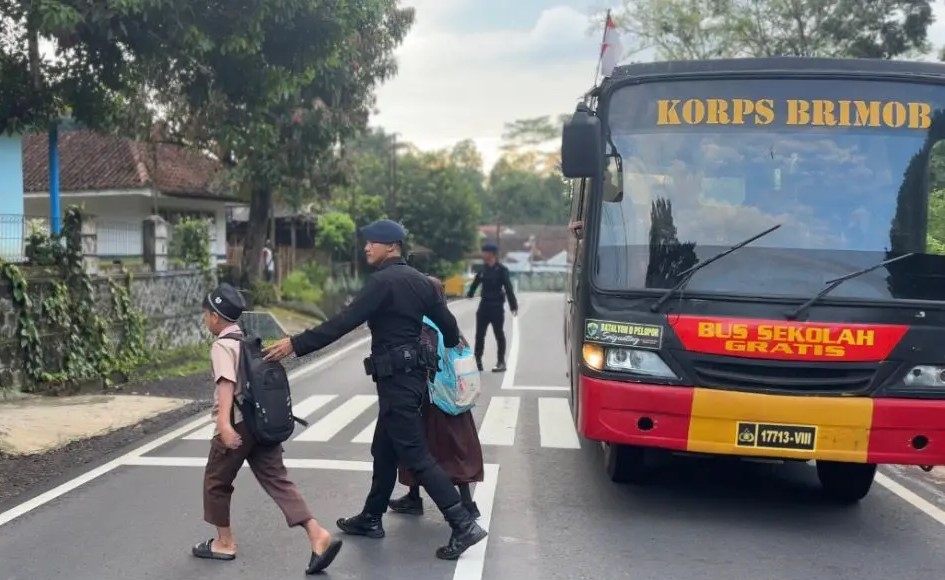 Bus Sekolah Gratis Batalyon D Pelopor, Langkah Nyata Sat Brimob Polda Jabar Dukung Pendidikan