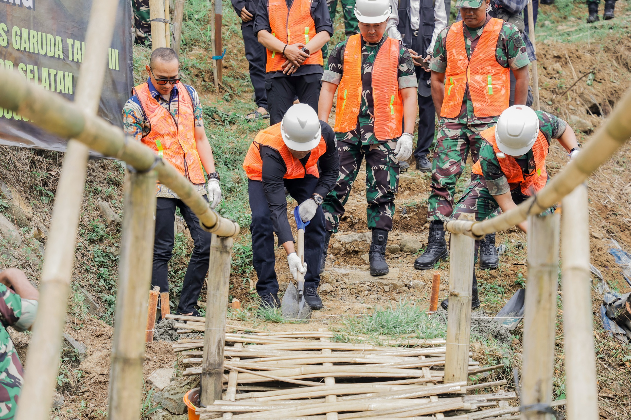 Permudah Akses Masyarakat, TNI Kembali Bangun Jembatan di Harjasari