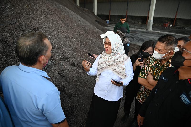 Komisi XII dan Gakkum Kementerian LH Segel Gudang PT Universal Glove di Medan