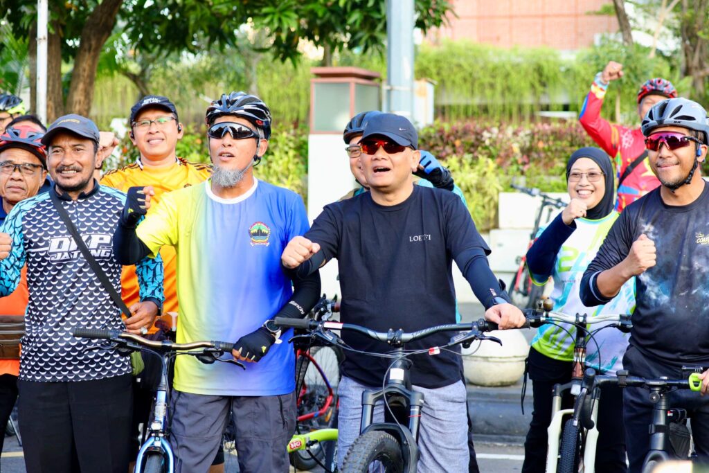 Hemat Energi, Gubernur dan ASN Jawa Tengah Ramai-Ramai Kayuh Sepeda ke Tempat Kerja