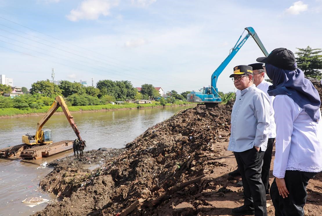 Tinjau Pengerukan Kali Kanal Banjir Barat, Pramono Minta Proyek Berjalan Tepat Waktu