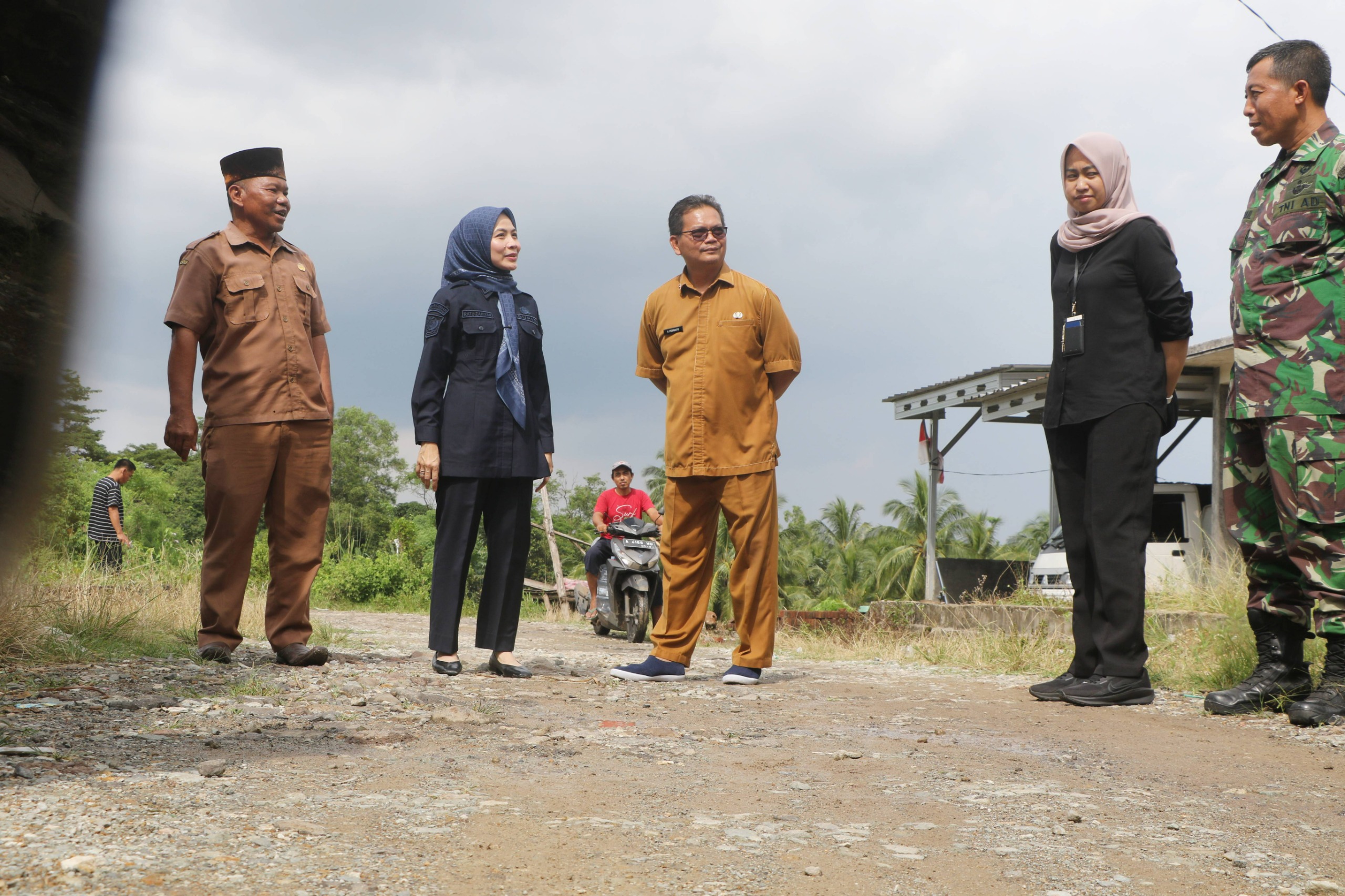 Diam-diam Tinjau Jalan Rusak, Bupati Serang Ratu Zakiyah Desak DPUPR Segera Dibangun